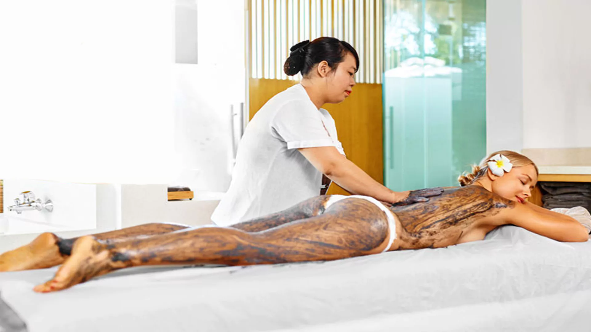 Bild einer jungen Frau bei einer Cellulite Pulver Massage.
