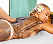 Bild einer jungen Frau bei einer Ayuryeda - Udvartana Massage.