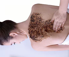 Bild einer jungen Frau bei einer Cellulite Pulver Rücken Massage.