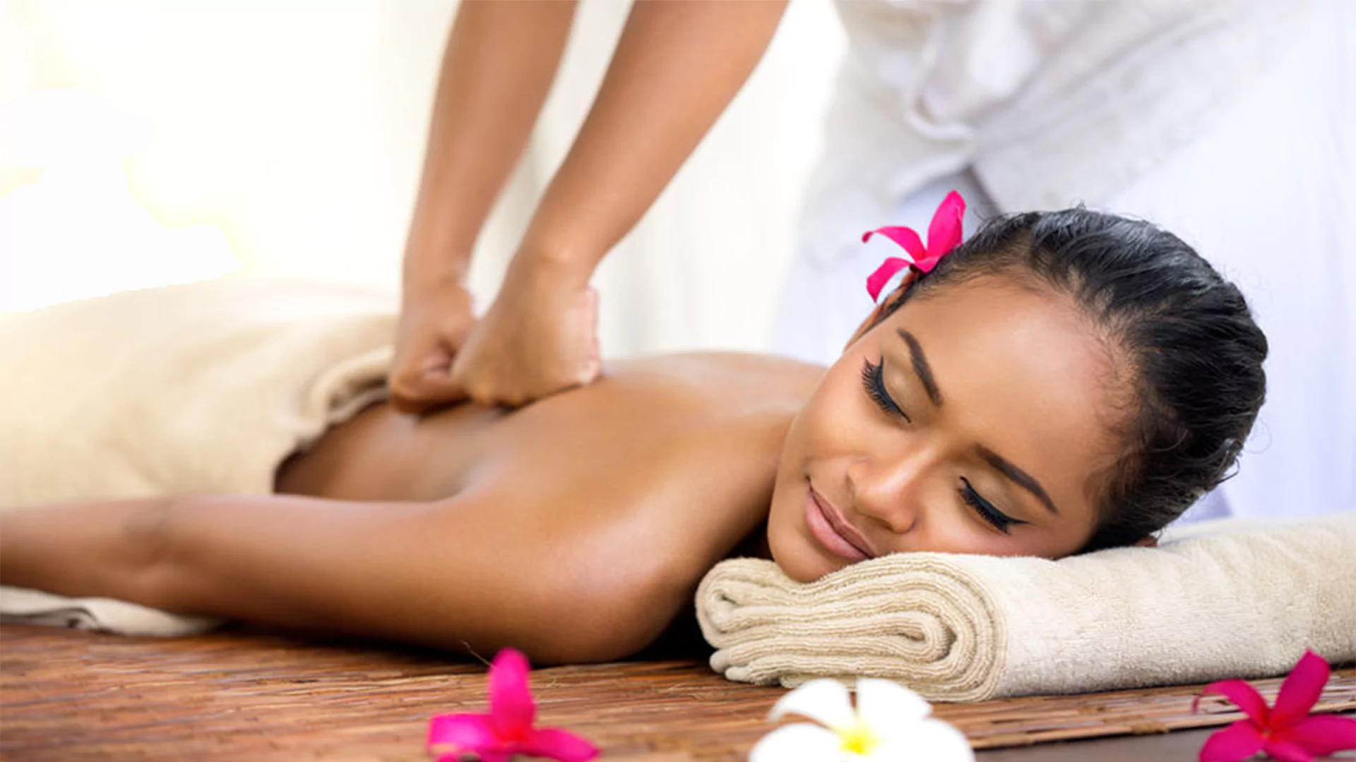 Bild einer jungen Frau bei einer Ayuryeda - Massage.