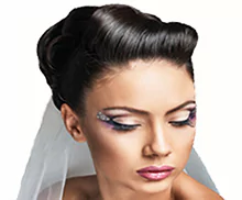 Bild einer jungen Frau bei einem Braut-Makeup.
