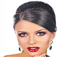 Bild einer jungen Frau bei einem Gala-Makeup.