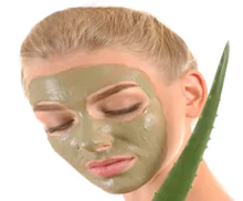Bild mit einer jungen Frau mit einer Vlies-Aloe-vera-Maske.
