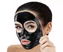 Bild mit einer jungen Frau mit einer Vlies-Black-Maske.