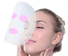 Bild mit einer jungen Frau mit einer Vlies-Collagen-Maske.
