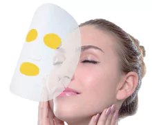 Bild mit einer jungen Frau mit einer Vlies-Vitamin-Maske.