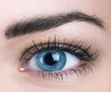 Bild mit einer jungen Frau mit Wimpern-Augenbrauen Farbe.