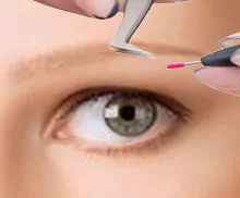 Bild mit einer jungen Frau beim Augenbrauen epilieren.