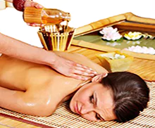 Bild einer jungen Frau bei einer Aroma - Massage.