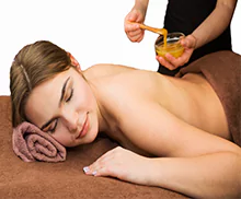 Bild einer jungen Frau bei einer Honig- Massage.