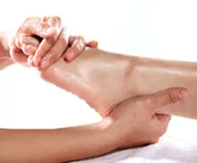Bild einer jungen Frau bei einer Honig Fuß - Massage.