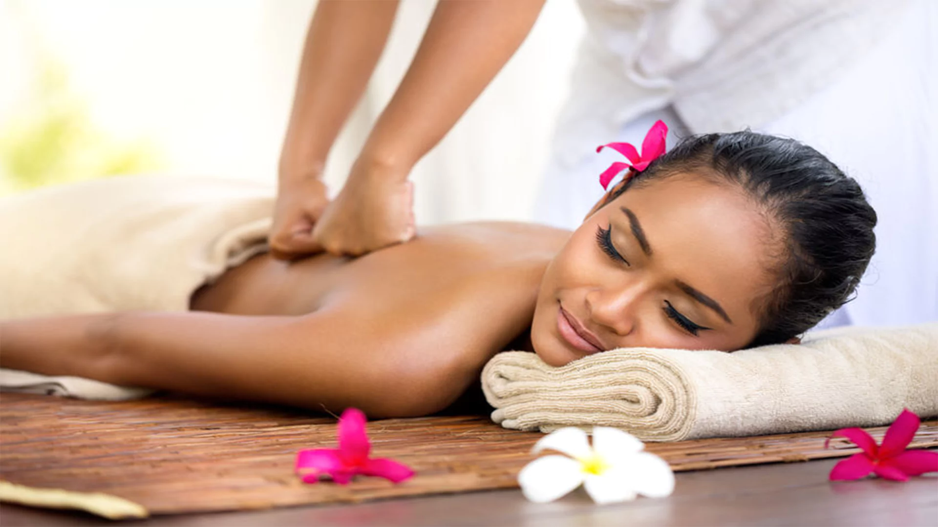 Bild einer jungen Frau bei einer Bindegewebe - Massage.