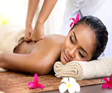 Bild einer jungen Frau bei einer Bindegewebe - Massage.
