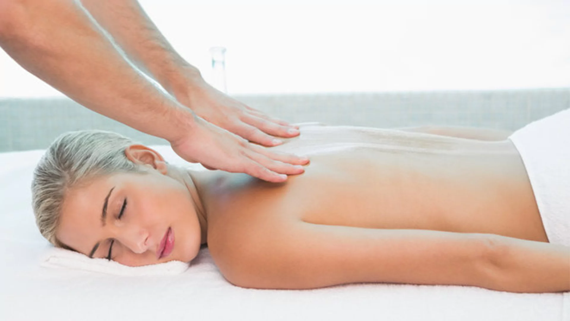 Bild einer jungen Frau bei einer Lymphdrainage - Massage.