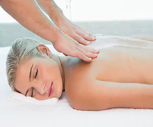 Bild einer jungen Frau bei einer Lymphdrainage- Massage.