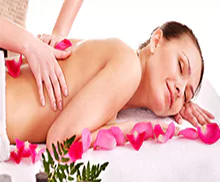 Bild einer jungen Frau bei einer Medizinische Massage.