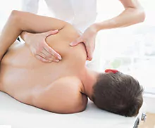 Bild einem jungen Mann bei einer Sport- Massage.