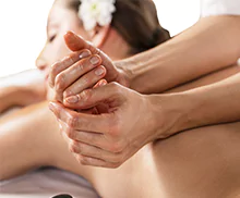 Bild einer jungen Frau bei einer Lomi Lomi- Massage.