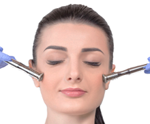 Junge Frau mit einer Mikro Dermabrasion - Behandlung.