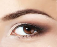 Bild mit einer Korrektur Permanent Makeup Augenbrauen Pigmentierung.