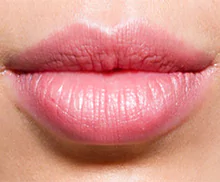 Bild mit einer Permanent Makeup - Lippen- Korrektur- - Pigmentierung.