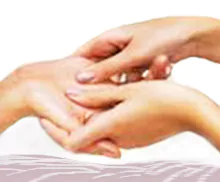Bild einer jungen Frau bei einer Handreflexzonen - Massage.
